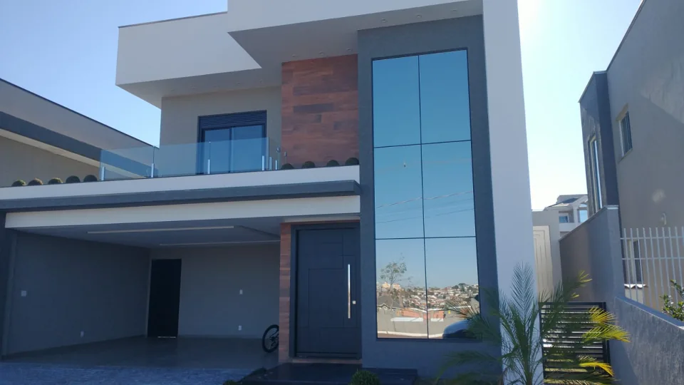 Fachada estrutural glazing em obra divulgada pela Novak.